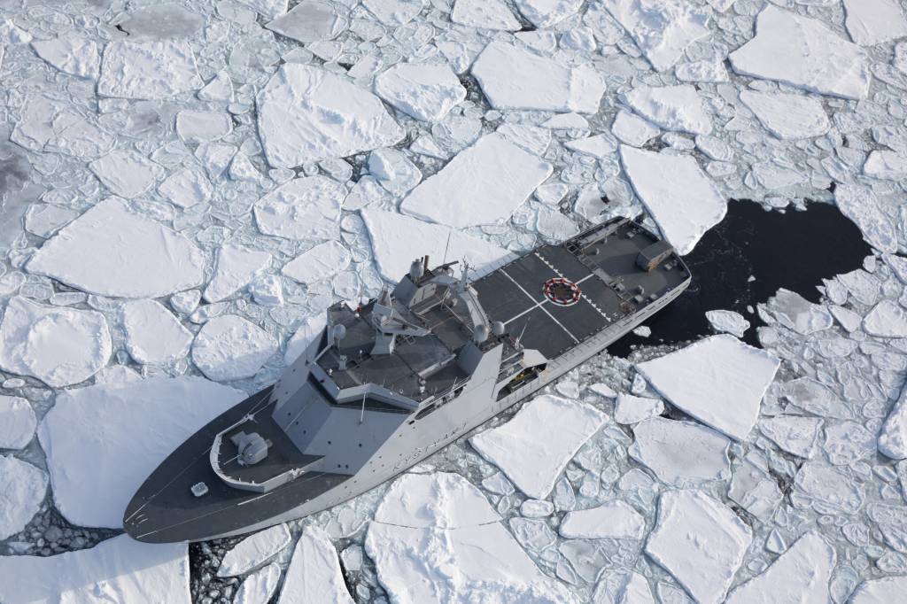 Photoex med KV Svalbard i Vestisen ved Grønland, under seltelling i 2018. *** Local Caption *** Photoex with coast guard vessel Svalbard in the West Ice due to sealcounting 2018.