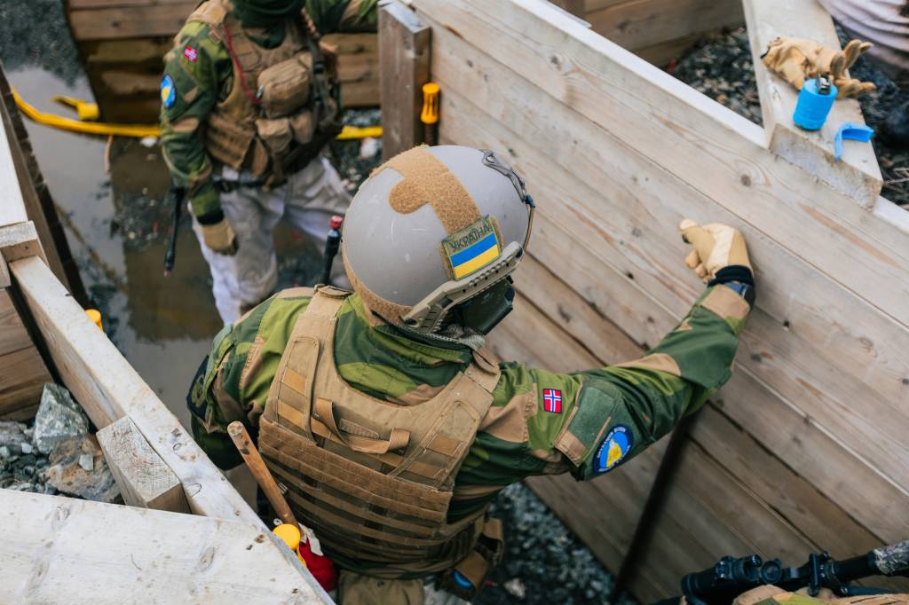 Norske instruktører gir ukrainske soldater opplæring i skyttergraver under Operasjon Gungne i Trøndelag.