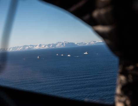 Allierte maritime styrker seiler i formasjon i Andfjorden øst for Andøya i forbindelse vinterøvelse Joint Viking 2025, dette er blant annet fartøy fra NATOs stående maritime styrke 1 (SNMG1). Fartøyene som er avbildet, HNLMS Tromp (Nederland), BNS Louise Marie (Belgia), FS Somme (Frankrike), HNLMS Johan de Witt (Nederland), RFA Lyme Bay (Britisk), HNLMS Zeeleeuw (Nederland), KNM Uthaug (Norge), HMS Charger (Britisk), HMS Trumpeter (Britisk).