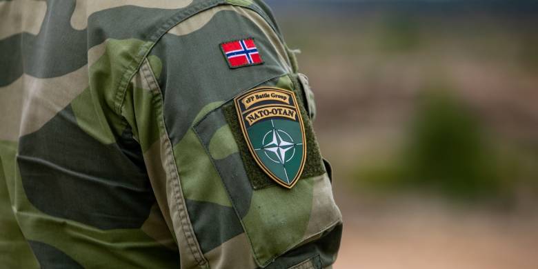 Norske soldater som er en del av Nato Enhanched Forward Presence i Litauen gjenomfører en skarpskytings demo for Forsvarsminister Frank Bakke Jensen i Pabrade øvingsfelt. *** Local Caption *** Norwegian soldiers who are part of NATO Enhanched Forward Presence in Lithuania carry out a live fire demonstartion for Defense Minister Frank Bakke Jensen in Pabrade training field.