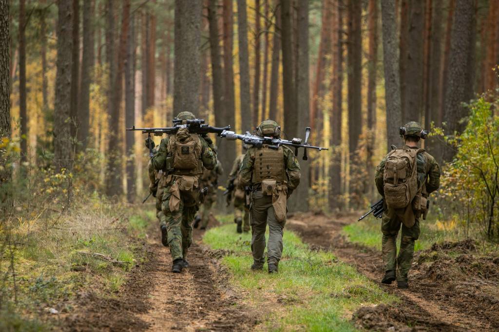 Soldatene i kompanistridsgruppa som er en del av NATO´s enhanced Forward Prescens trener på kompaniangrep før øvelse Iron Wolf.