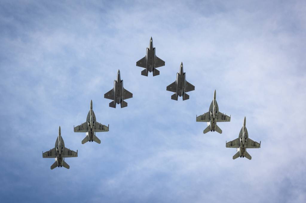 Fire amerikanske F-18 og tre norske F-35 i formasjon over Ørland flystasjon