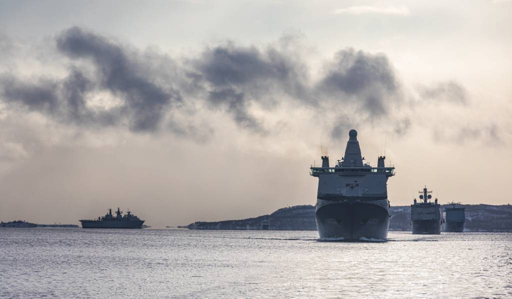Fartøy i formasjon under Joint Viking 2023 med allierte fartøy.