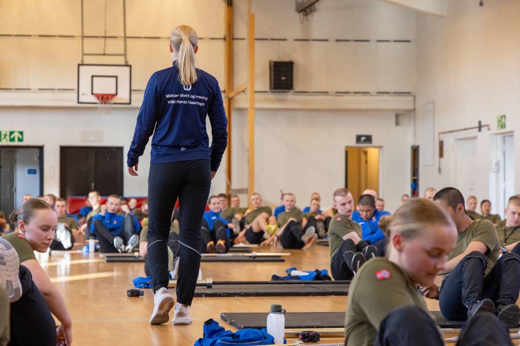 Idrettssoldatene ved KNM HH gjennomfører en styrketreningsøkt med fokus på knebøy for alle troppene på rekruttskolen ved KNM HH. Fokuset ligger på riktig teknikk og intensitet under øvelsen. 
I en militær hverdag er styrkeøvelser som knebøy svært viktig for å kunne gjennomføre ymse oppgaver. Det Kan være alt fra bæring av utstyr, tassing av makker og røykdykking.
Andre økter idrettssoldatene har for rekruttskolen i løpet av ukene er blant annet markløft og muskulær utholdenhet.