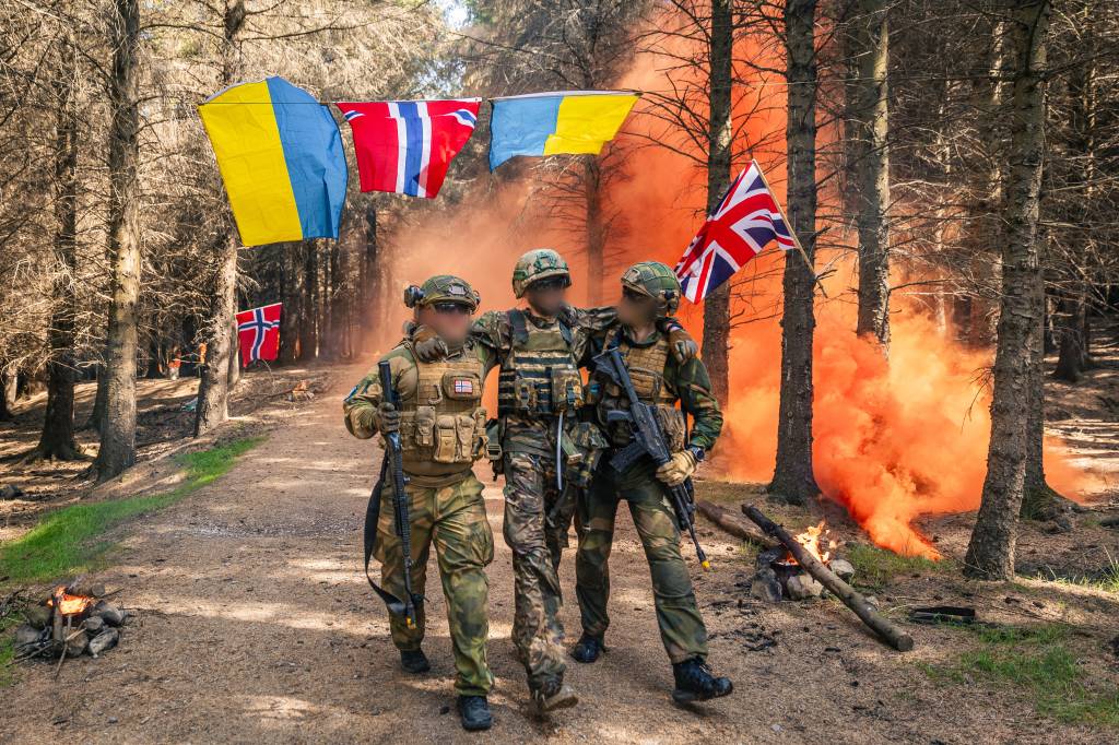 Ukrainske soldater får opptrening av norske instruktører i
Storbritannia i operasjon Interflex. Etter 4 dager med feltøvelse måtte soldatene gjennomføre en mestringsløype som bestod av blant annet gjørmeløype, sanitet, drone- og fiendeangrep. Til slutt fikk de gå gjennom målområdet og ble møtt med flagg, røyk og jubel.