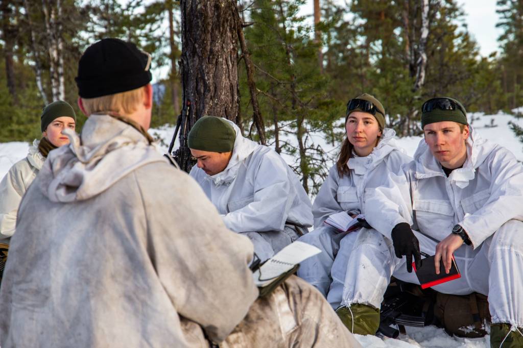 Kadetter fra krigsskolen på Rena leir følger med i en leksjon. De går årsstudium for å bli offiserer. *** Local Caption *** Soldiers from the Norwegian Army are paying attention to their instructor.