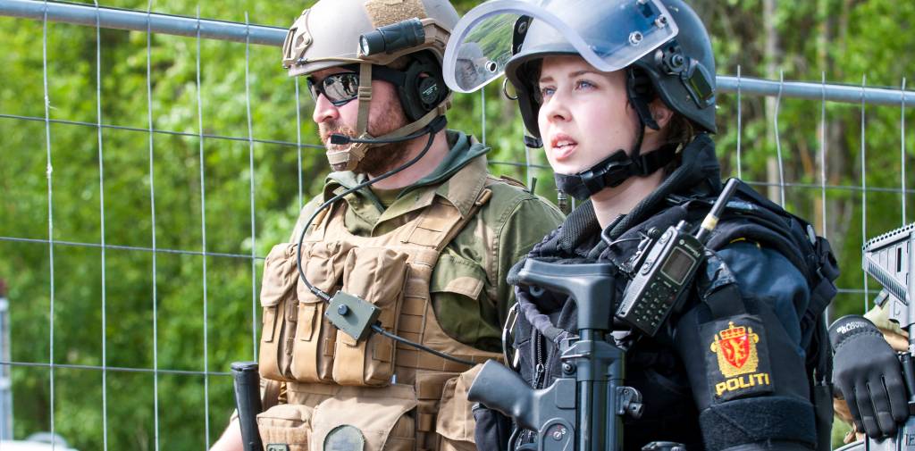 Fra 7. til 11. juni gjennomførte sivile og militære samarbeidspartnere øvelse Oslofjord til lands og til vanns. Øvelsen var den største på Østlandet i 2015 og skal bidra til å styrke samfunnssikkerheten.

Her samarbeidet innsatsstyrke Polar Bear VI med politiet om sikring av politihuset i Østfold / During exercise Oslofjord
