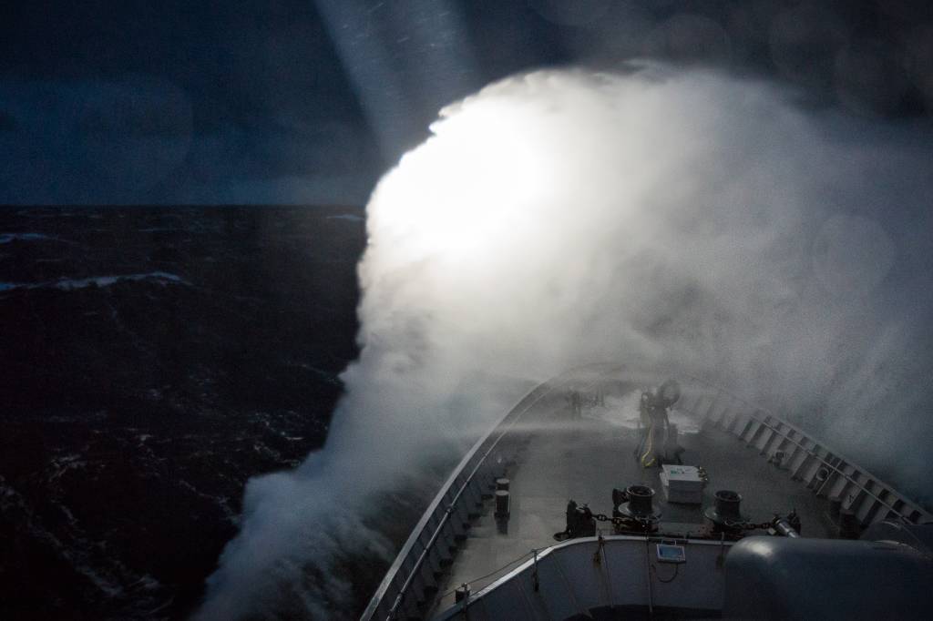 Et bilde fra Kystvaktskipet Nordkapp på vei fra Bjørnøya til fastlandet siste døgn.
Det var rufsete vær og en god del bevegelse i fartøyet. Det er mørketid og bildet er tatt midt på dagen.
Bølgehøyde anslått til opptil 10m / Coastguard vessel KV Nordkapp in rough weather