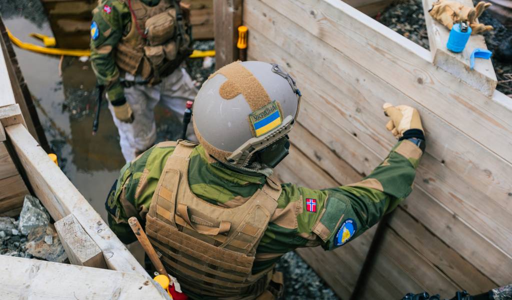 Norske instruktører gir ukrainske soldater opplæring i skyttergraver under Operasjon Gungne i Trøndelag.