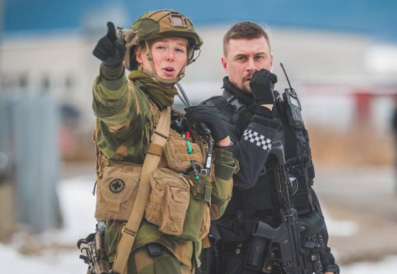 Soldat fra Sanitetsbataljonen i Hæren sammen med Politiet.