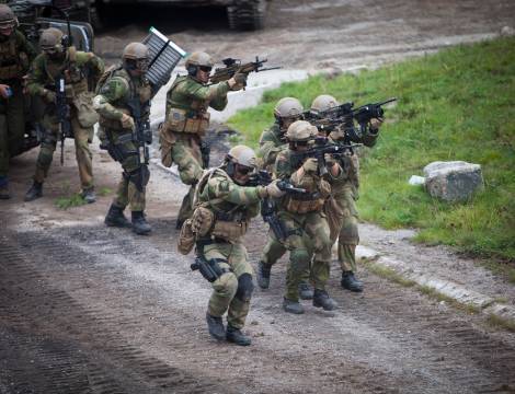 Telemark bataljon holdt en demonstrasjon for Forsvarets høyskole i SIBO-byen på Rena, september 2013. // Telemark Battalion threw a urban warfare demonstration for the The Norwegian Defence University College, September of 2013.