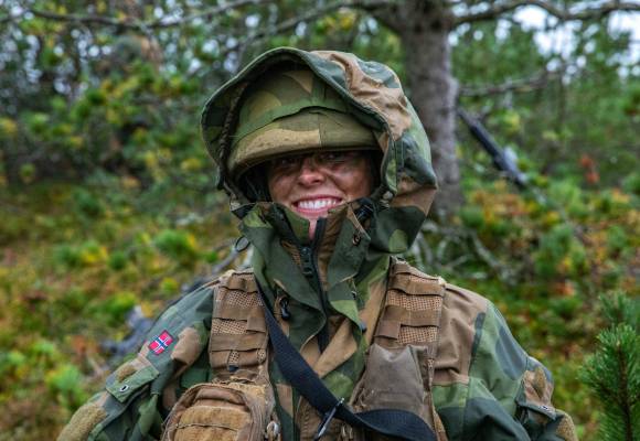 Rekrutt fra luftvernrekruttskolen klar for mestringsøvelsen Torden.
