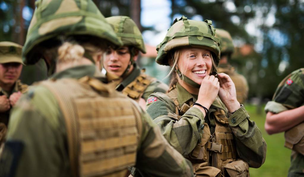 Rekruttene bruker tiden mellom slagene på å bli bedre kjent med hverandre. Samhold er essensielt i rekruttperioden. 

//

The recruits spend time to become better acquainted. Unity is essential in recruitment period.