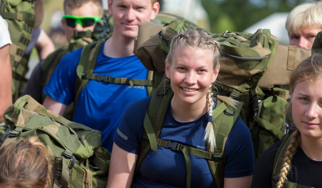 Soldater i starten av tjenesten i Forsvaret, har fått utdelt noe militæret utstyr.