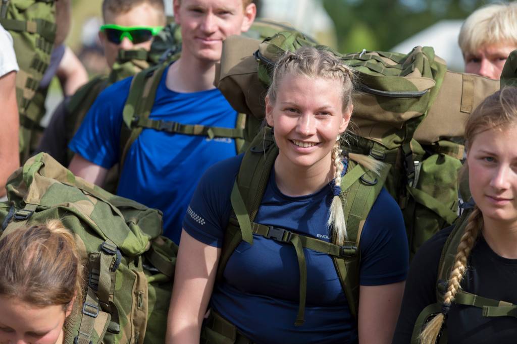 Soldater i starten av tjenesten i Forsvaret, har fått utdelt noe militæret utstyr.