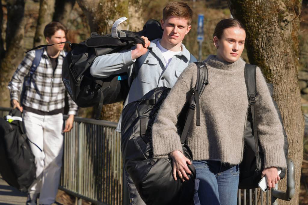 Årets andre pulje med rekrutter har nå ankommet Madlaleiren for å starte rekruttperioden sin. Mange forventningsfulle og spente deltakere er på plass, klare til å begynne rekruttutdanningen ved KNM Harald Haarfagre. Innrykket markerer starten på en åtte uker lang periode med grunnleggende militær opplæring, der disiplin, samarbeid og mestring står i fokus. Her er rekruttene for aller første gang på vei inn gjennom vakten til KNM HH.