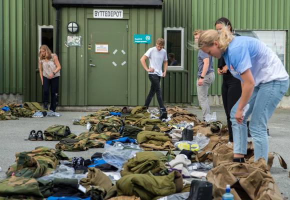 Nye luftvernrekrutter henter pbu på depo. 