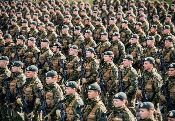 Oppstilling på Porsangmoen i forbindelse med opprettelsen av Finnmarksbrigaden