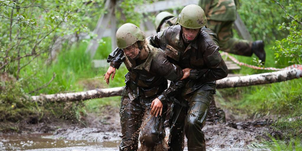 Aspiranter til Krigsskolen gjennomgående kjemper seg gjennom gjørmeløypa under Forsvarets opptak og seleksjon 2013 / Aspirants to the Military Academy consistently fighting through mud trail during military admission and selection 2013