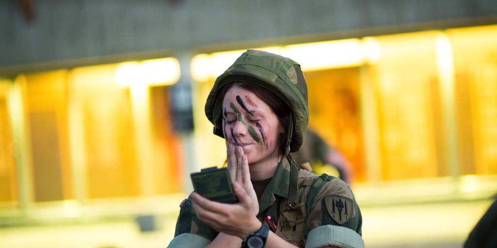 Befalselevene gjennomgår utstyr og mønstrer før øvelse soldat for Hærens befalselever på Rena / Norwegian Army recruits exercise at Rena