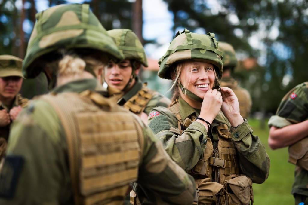 Rekruttene bruker tiden mellom slagene på å bli bedre kjent med hverandre. Samhold er essensielt i rekruttperioden. 

//

The recruits spend time to become better acquainted. Unity is essential in recruitment period.