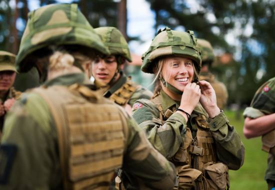 Rekruttene bruker tiden mellom slagene på å bli bedre kjent med hverandre. Samhold er essensielt i rekruttperioden. 

//

The recruits spend time to become better acquainted. Unity is essential in recruitment period.