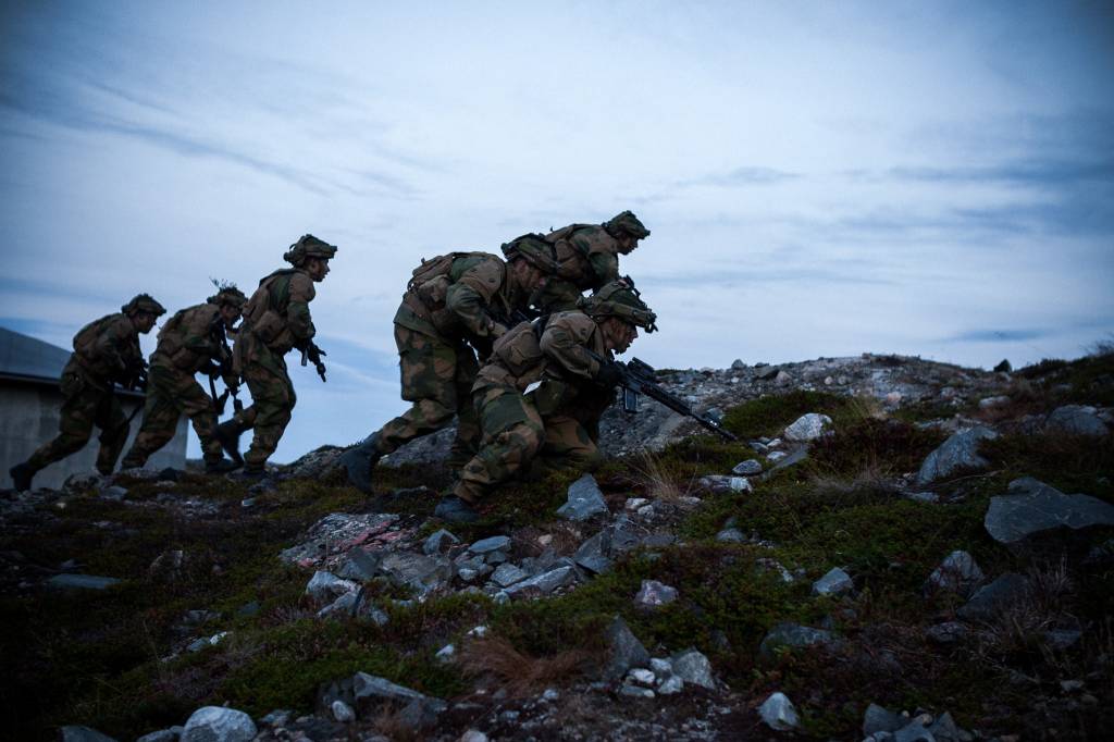 Den siste uken har Grensevaktens rekrutter vært på øvelse med 2. bataljon som markørstyrker. Øvelse Barentsmauk/Vargflokk var siste øvelse i rekruttperioden til rekruttene. // The Norwegian Border Guard training with 2. Battalion. Exercise Barentsmauk/Vargflokk, is the last exercise in their recruit period.