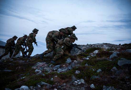 Den siste uken har Grensevaktens rekrutter vært på øvelse med 2. bataljon som markørstyrker. Øvelse Barentsmauk/Vargflokk var siste øvelse i rekruttperioden til rekruttene. // The Norwegian Border Guard training with 2. Battalion. Exercise Barentsmauk/Vargflokk, is the last exercise in their recruit period.