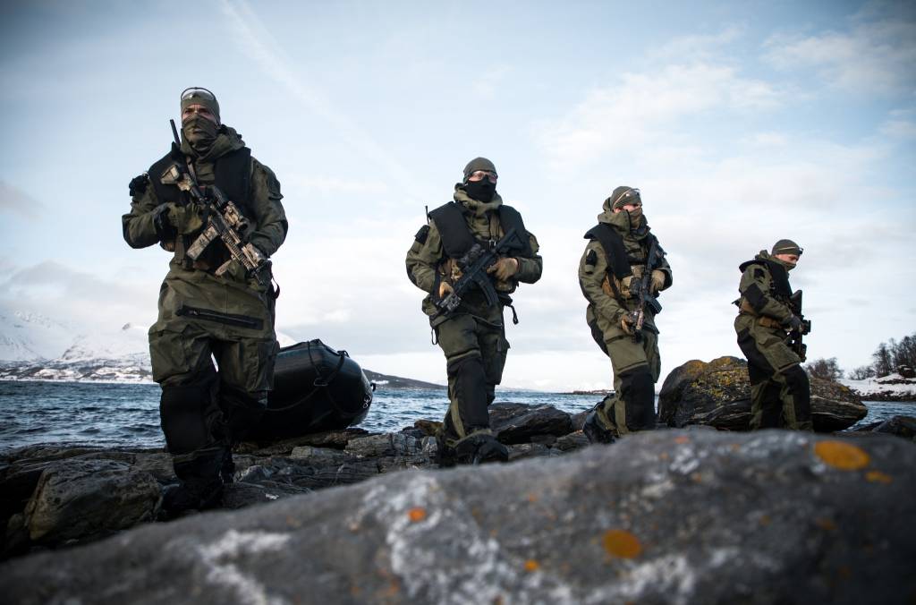 Kystjegere går i land med gummibåt under øvelse Cold Response 2020.