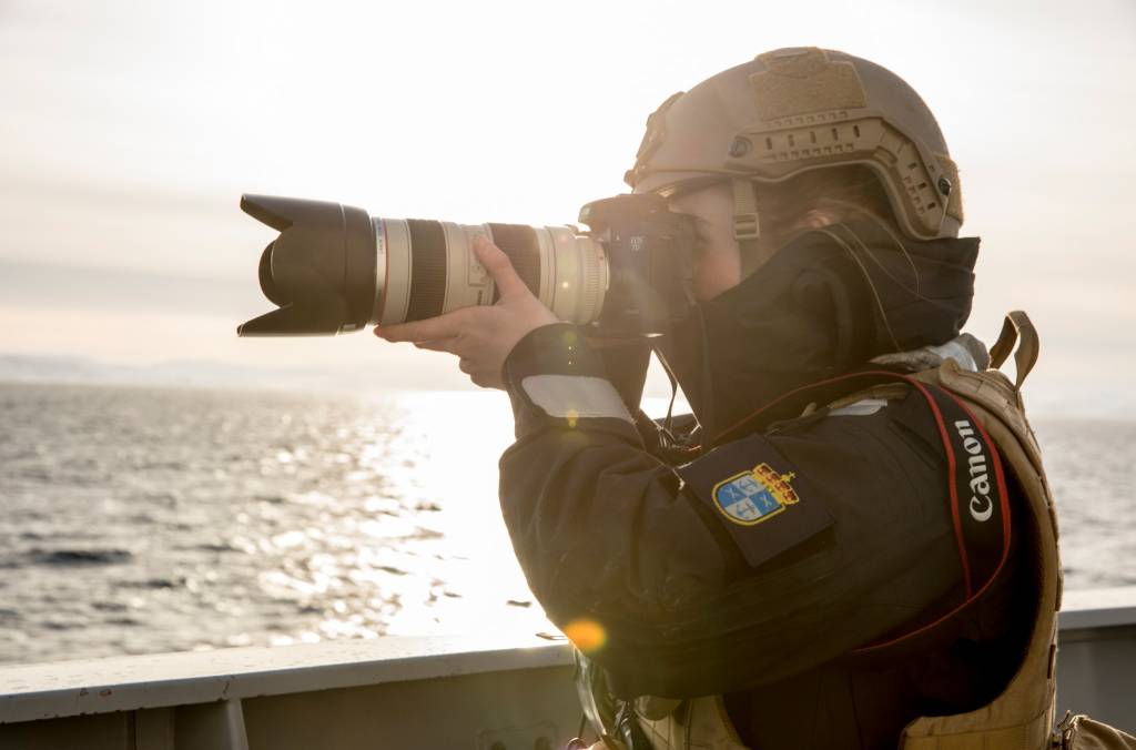 Presse og Informasjons assistent i arbeid  / Public affairs Assistant in work.