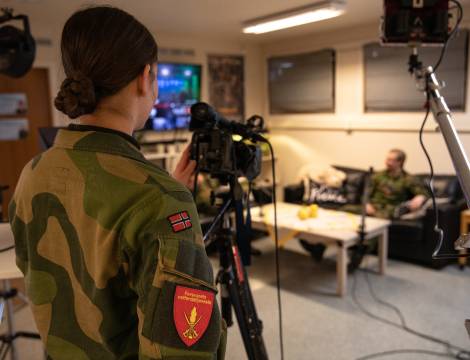 Velferden lager live-sending med quiz for soldatene.