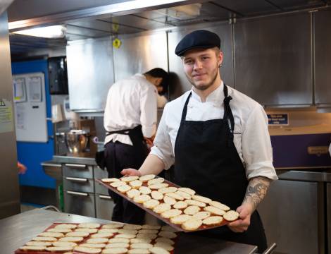 Kokken Steffen Aronsen på KNM Otto Sverdrup.