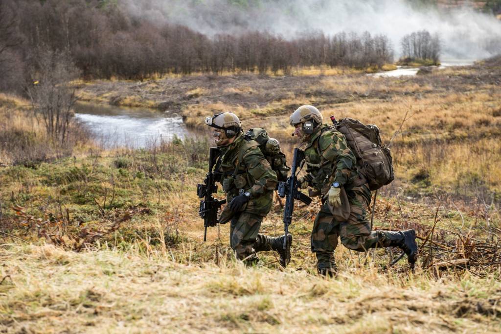 Artillerijegere fra Artilleribataljonen i tilbaketrekning, under en skarpskytingsdemo. / 
Artillery rangers, from Artillery Battalion, falls back after directing artillery fire towards the enemy.