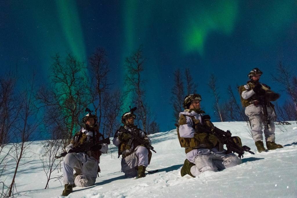Soldater fra 2. bataljon øver i mørket. // Soldiers from 2nd Battalion, Brigade North, on a night time exercise.