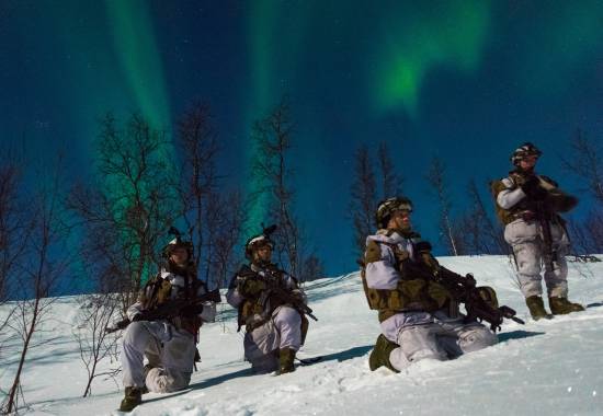 Soldater fra 2. bataljon øver i mørket. // Soldiers from 2nd Battalion, Brigade North, on a night time exercise.