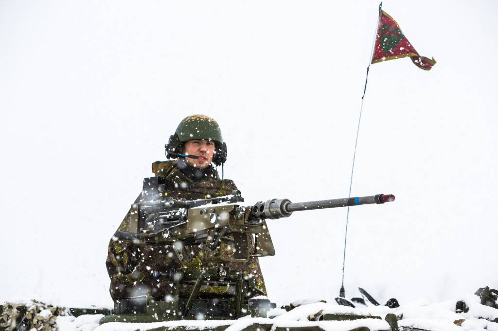 Soldat fra Artilleribataljonen ute i snøværet, Joint Viking 2017 // Soldier from the Artillery Battalion out in the snow, Joint Viking 2017