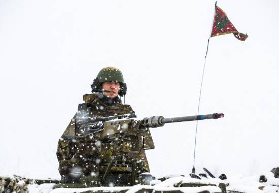 Soldat fra Artilleribataljonen ute i snøværet, Joint Viking 2017 // Soldier from the Artillery Battalion out in the snow, Joint Viking 2017