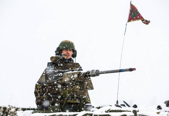 Soldat fra Artilleribataljonen ute i snøværet, Joint Viking 2017 // Soldier from the Artillery Battalion out in the snow, Joint Viking 2017