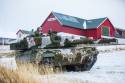 Leopard 2a4 stridsvogn har skjult seg i en låve i Øversjødalen under Trident Juncture.