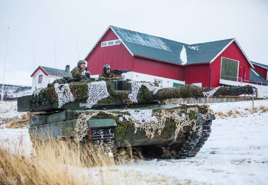 Leopard 2a4 stridsvogn har skjult seg i en låve i Øversjødalen under Trident Juncture.