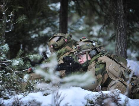 2. Gardekompani fra Hans Majestet Kongens Garde (HMKG) øver på å bekjempe en mekanisert motstander / 2nd Guard compay from His Majesty The King´s Guard (HMKG) on a field exercise at Rena