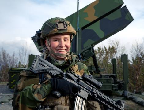 Luftvernsoldat Ane Huus ved en NASAMS III launcher. (Norwegian Advanced Surface to Air Missile System).