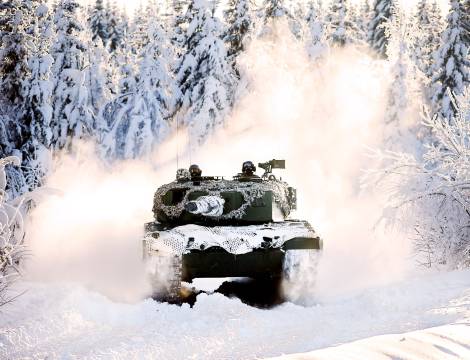 Leopard 2 A2 stridsvogn kjører i øvingsfeltetet på Rena. // Norwegian Army Leopard 2 A2 Main battel tank driving in Rødsmoen training area in Rena.