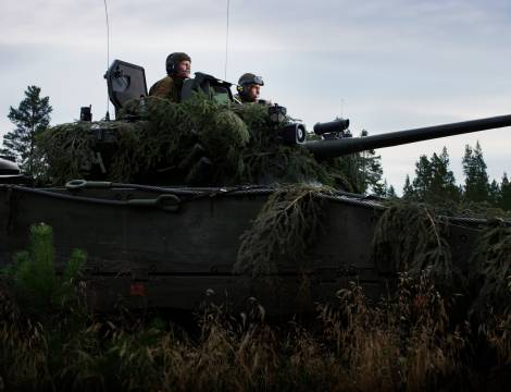 En cv-90 på RenaAn armoured personnel carrier at Rena