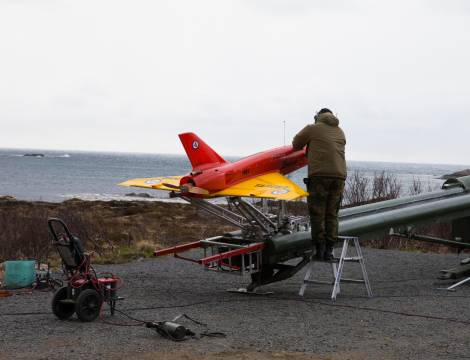Dronetjenesten stiller med drone som blir skutt ned av missilene under skarpskytingen under øvelse sølvpil på Andøya