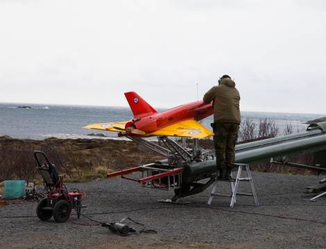 Dronetjenesten stiller med drone som blir skutt ned av missilene under skarpskytingen under øvelse sølvpil på Andøya