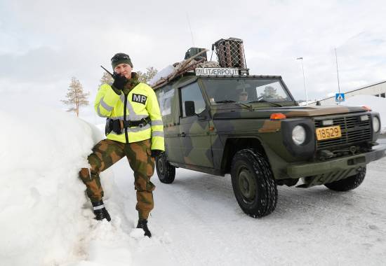 Militærpoliti soldater fra MP kompaniet i Brig N hjelper til med og avvikle traffikken gjennom Heggelia senturm under øvelse Cold Response 2020