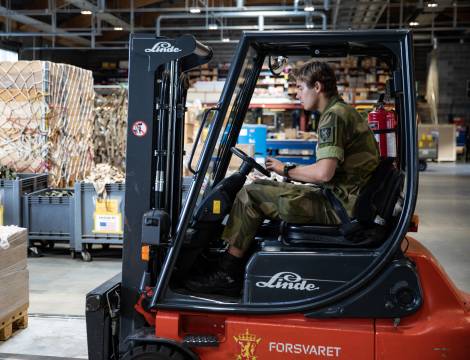 Terminalsoldatene på godsavdelingen kjører truck og utfører daglige gjøremål.