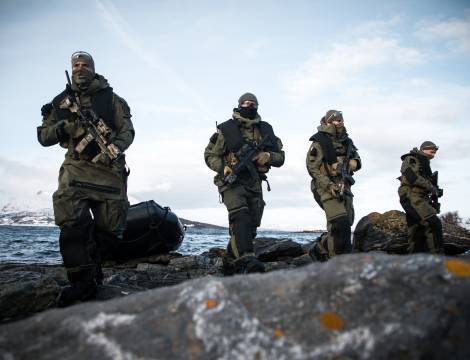 Kystjegere går i land med gummibåt under øvelse Cold Response 2020.