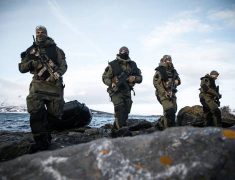 Kystjegere går i land med gummibåt under øvelse Cold Response 2020.